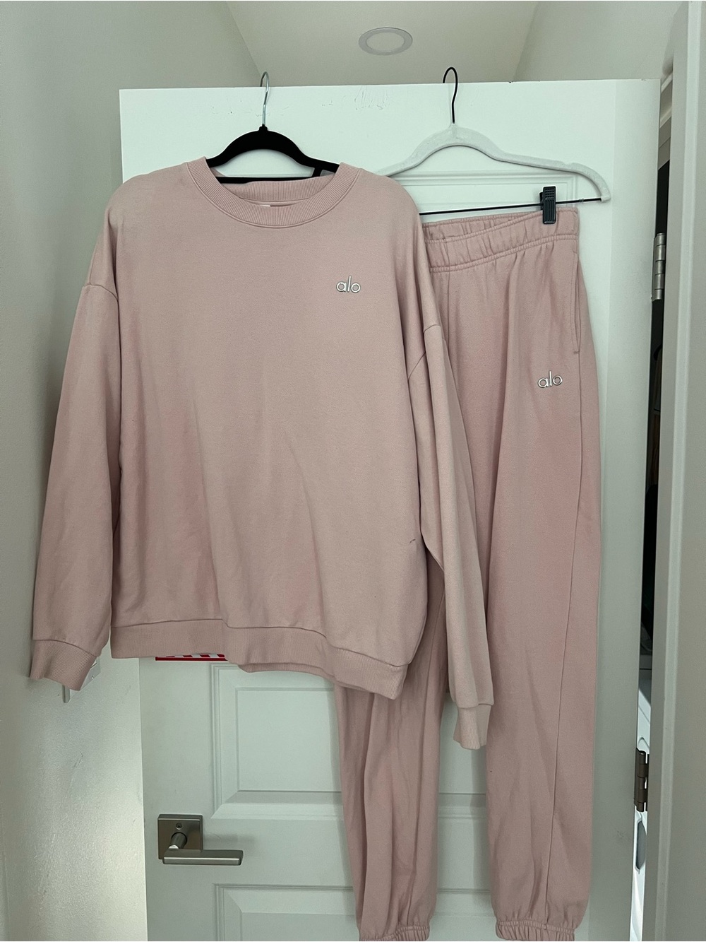 ALO Yoga Accolade Crew neck pullover and sweatpants in pink quartz